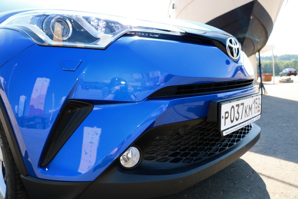 Toyota C-HR фото