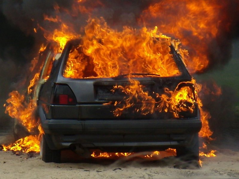 Автомобиль горит фото